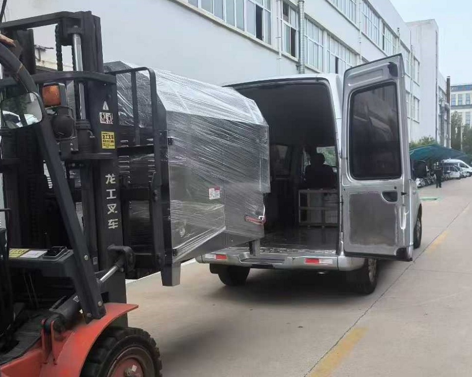 客戶來(lái)廠提貨中型多功能電磁炒貨機(jī)一臺(tái)